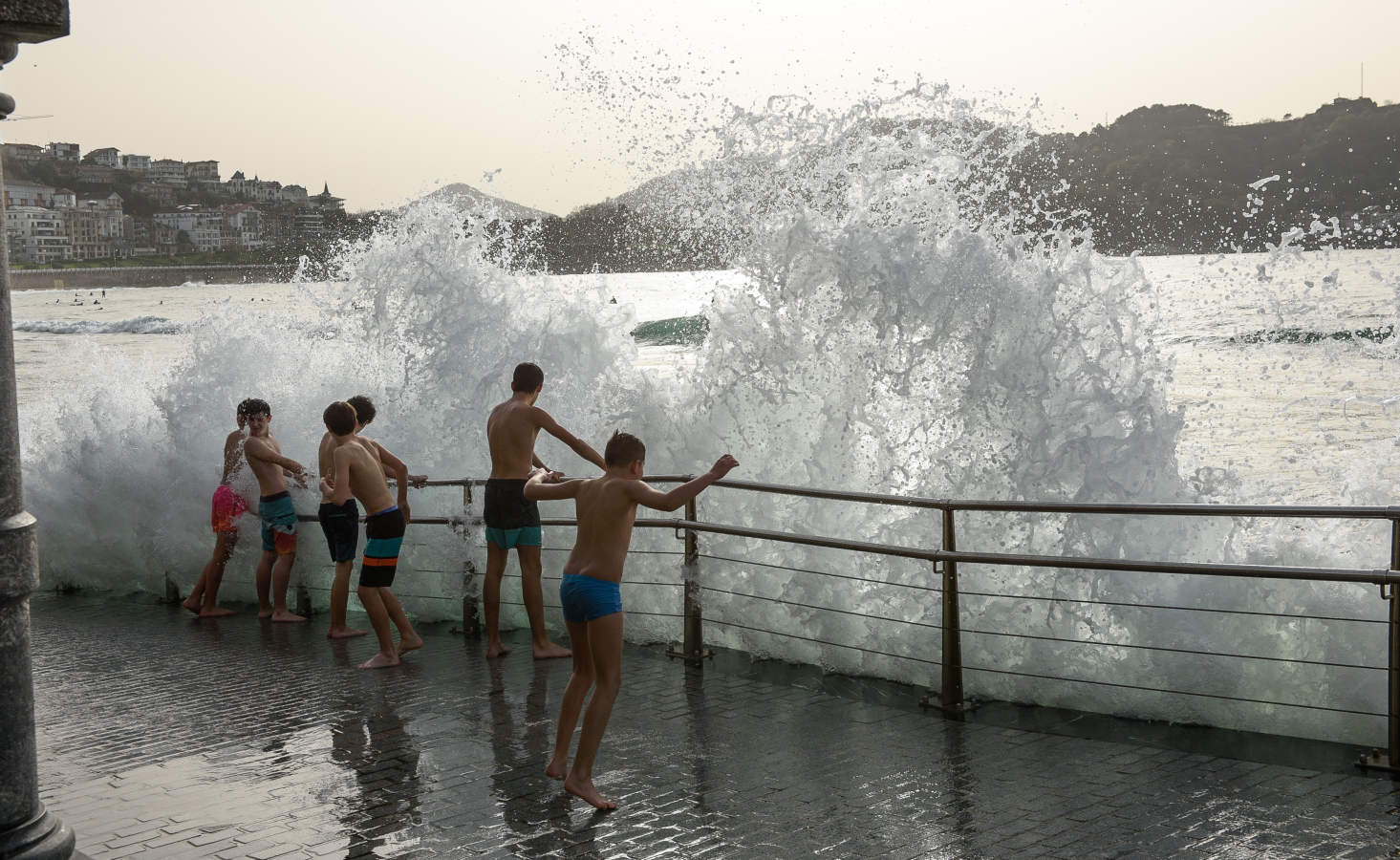 Tras unos días con los termómetros marcando 25 grados, a partir de este jueves un anticiclón bajará las temperaturas y traerá lluvia en la costa