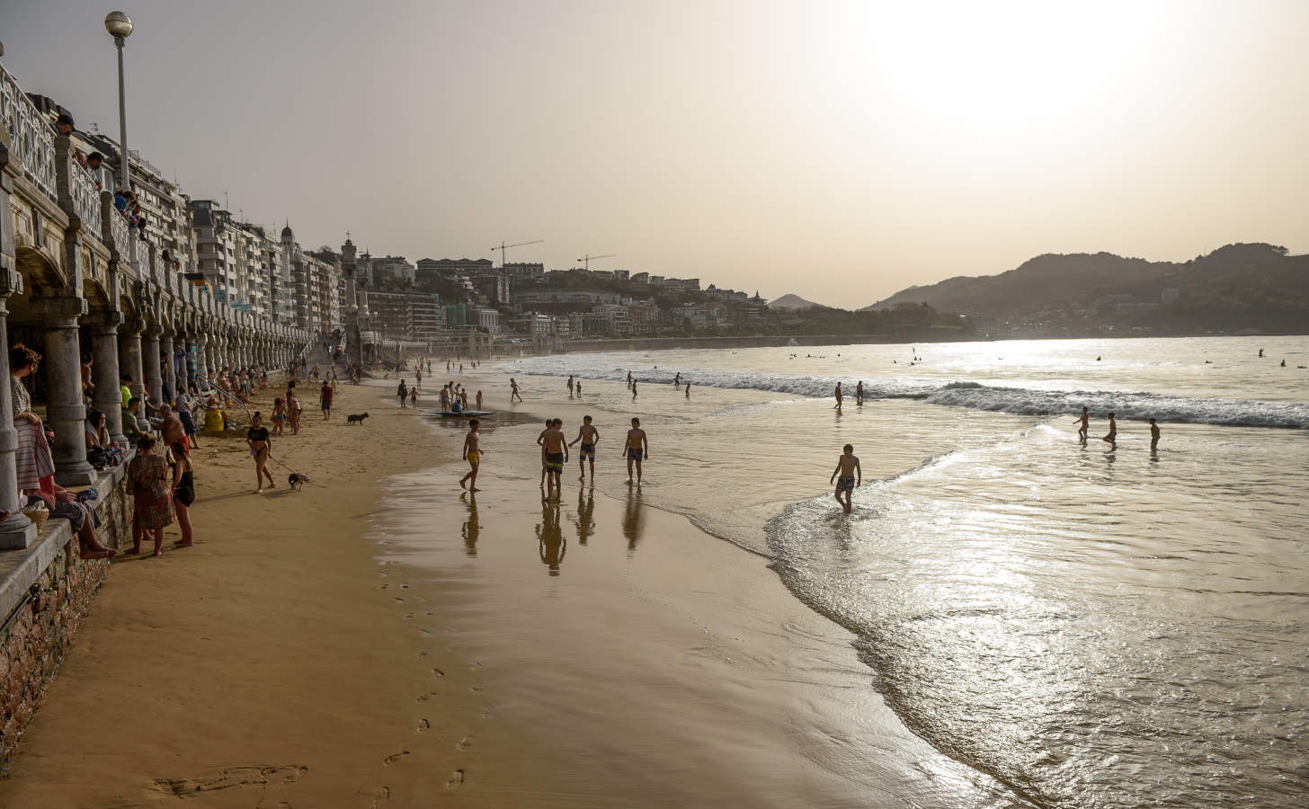 Tras unos días con los termómetros marcando 25 grados, a partir de este jueves un anticiclón bajará las temperaturas y traerá lluvia en la costa