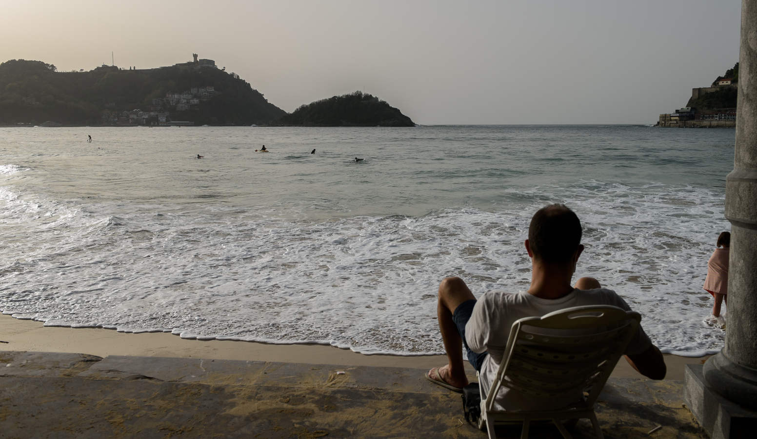 Tras unos días con los termómetros marcando 25 grados, a partir de este jueves un anticiclón bajará las temperaturas y traerá lluvia en la costa