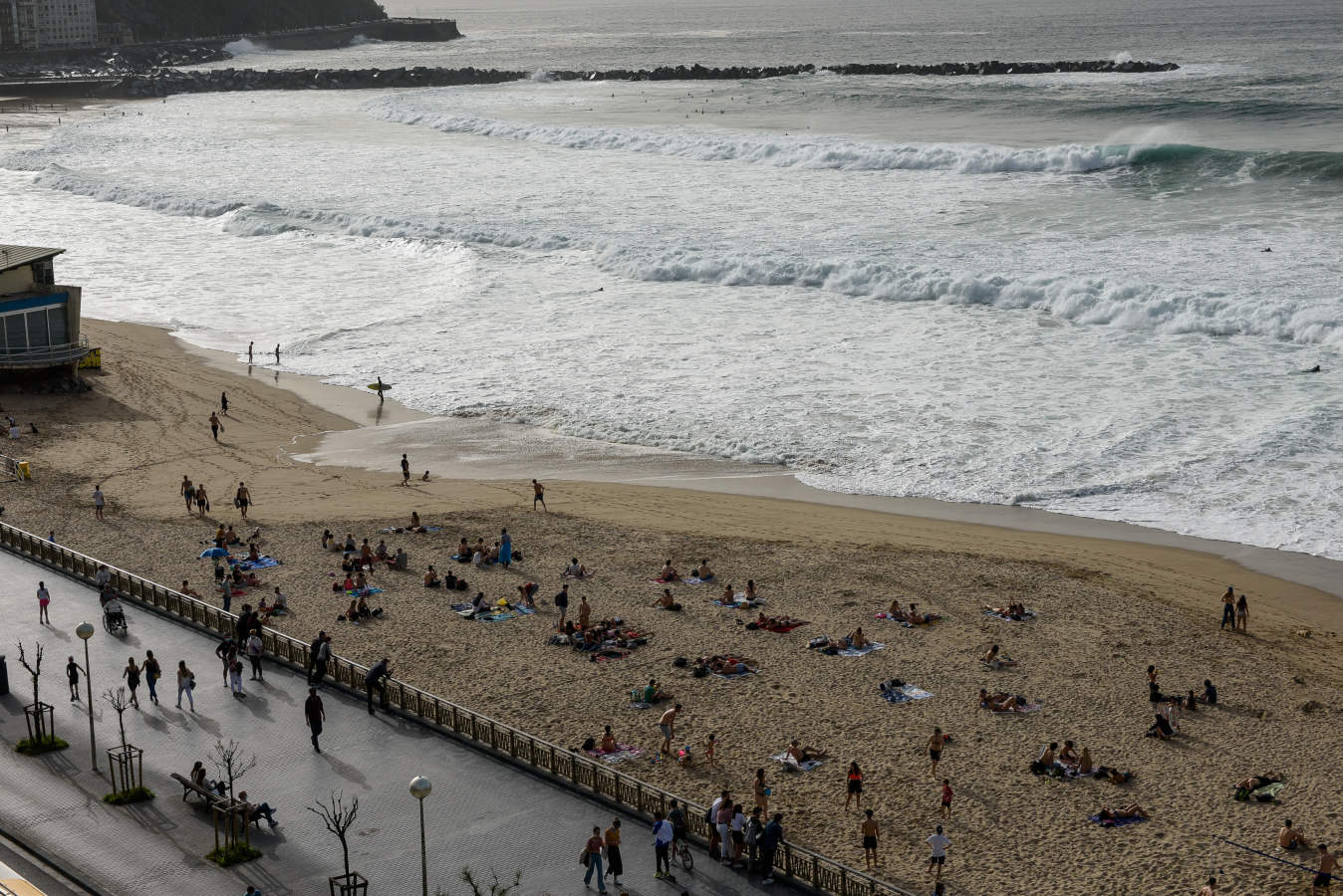 Tras unos días con los termómetros marcando 25 grados, a partir de este jueves un anticiclón bajará las temperaturas y traerá lluvia en la costa