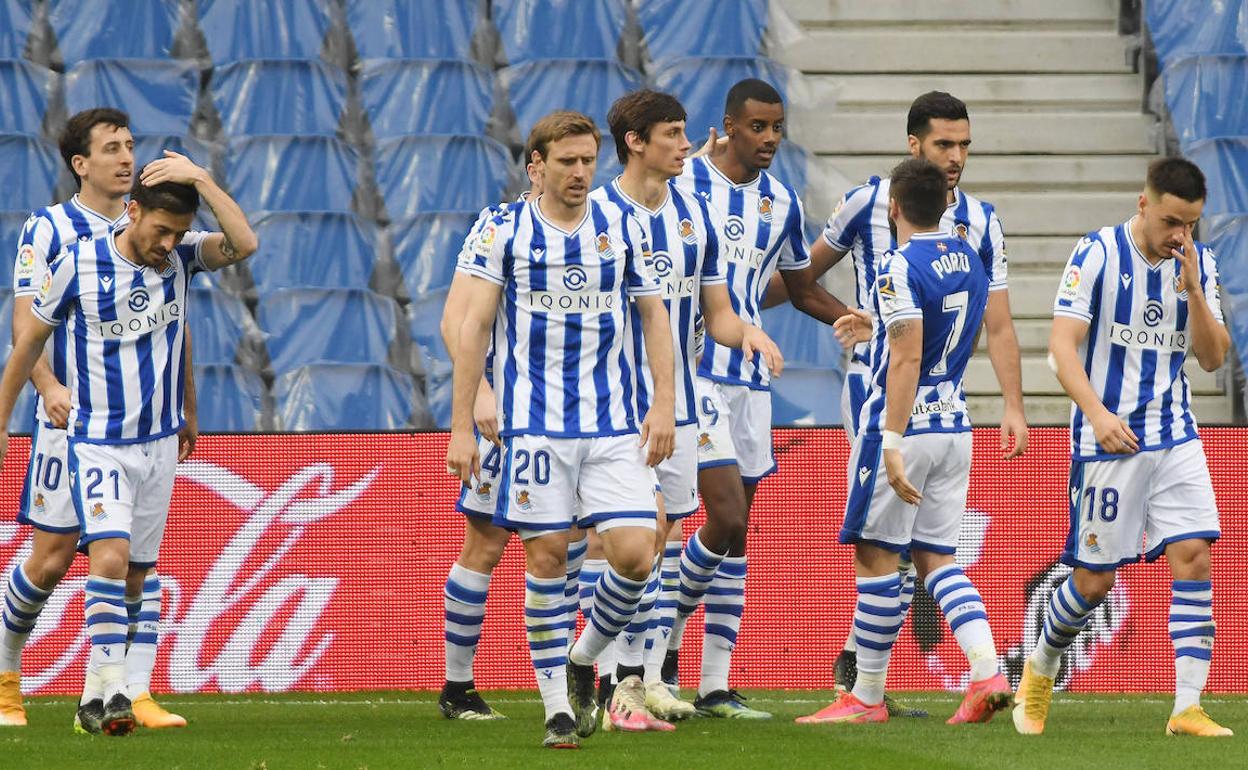 Los jugadores de la Real celebran un gol de Isak. 