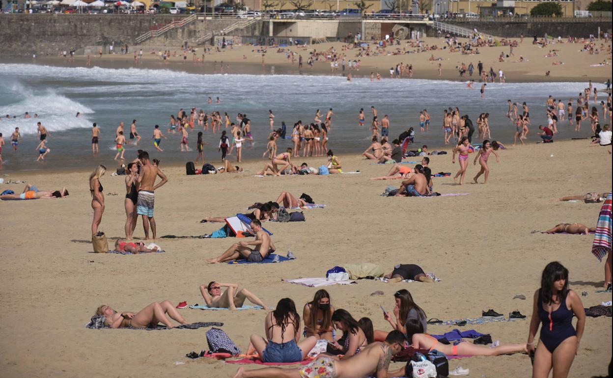 Donostiarras se refrescan por la playa de La Concha. 