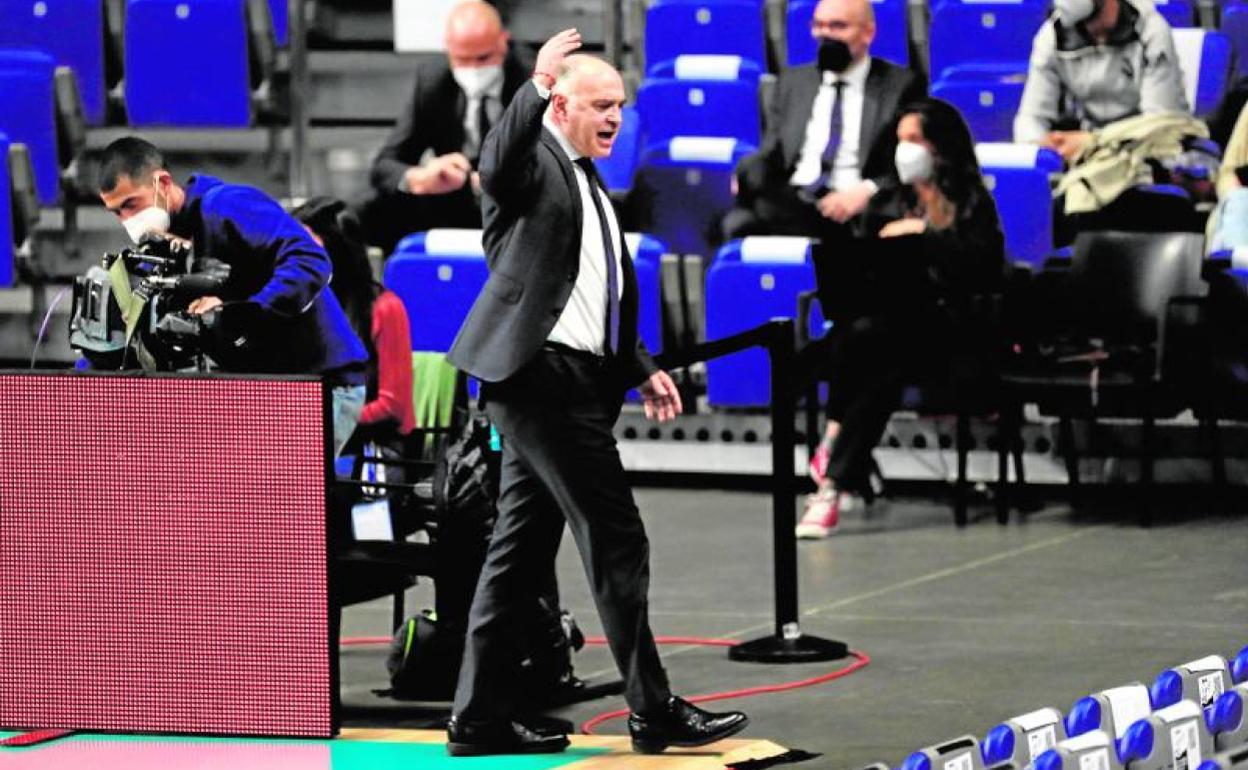 Laso abandona la cancha protestando después de que fuera expulsado en el partido ante el Anadolu Efes. 