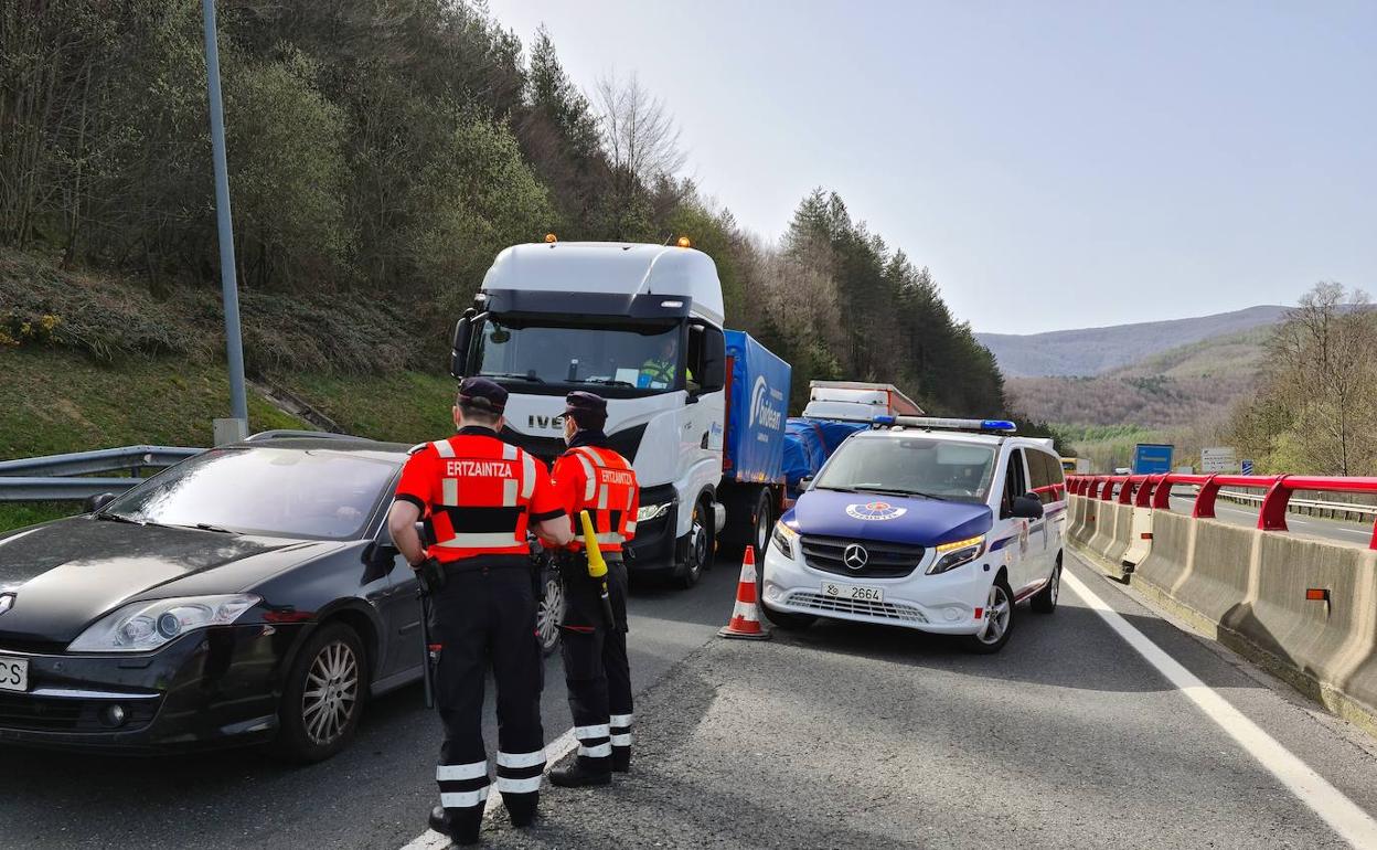 Restricciones Euskadi: La Ertzaintza pide «no colapsar» la carreteras hacia playas o montes en esta 'no Semana Santa'