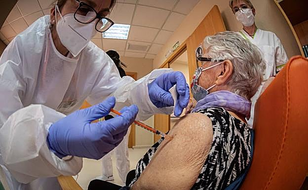 España no logra vacunar al 80% de los mayores de 80 años antes de abril