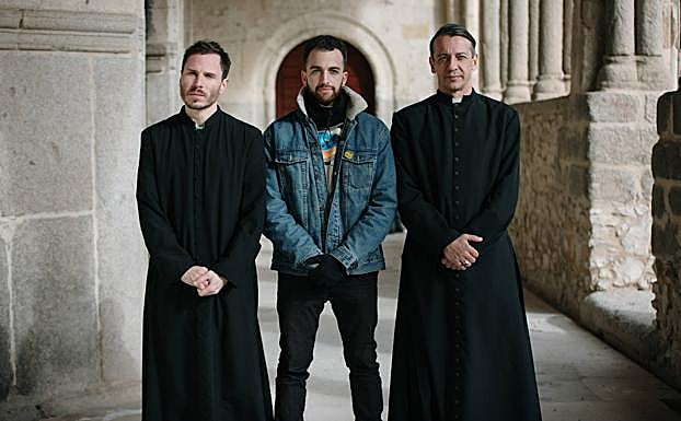 El director de 'Y todos arderán' David Hebrero entre Rubén Ochandiano y Germán Torres.