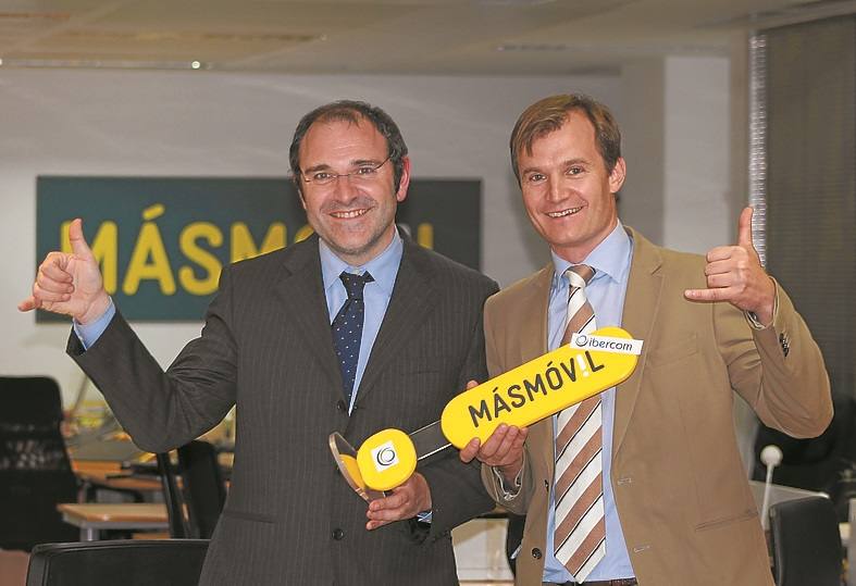 José Poza, fundador de Ibercom, y Mainrad Spenger, su homólogo en MásMóvil, en el mes de marzo de 2014, al anunciarse la fusión de ambas. 