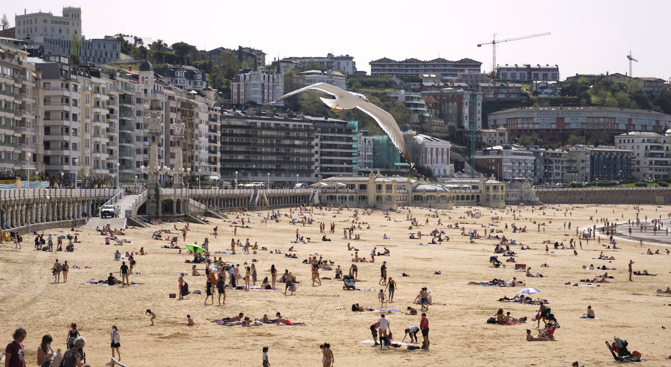 Las temperaturas han batido un récord este miércoles en Gipuzkoa. El viento del sureste ha elevado el mercurio hasta acariciar los 29 grados, según la estación ubicada en el aeropuerto de San Sebastián, hecho nunca antes logrado en el mes de marzo. Dicha estación marcaba concretamente 28,7 grados a las tres de la tarde, a sólo tres décimas del récord que data de 1957. Un hecho que, unido al periodo vacacional de Semana Santa de los escolares, ha permitido que los arenales de Gipuzkoa se hayan llenado de visitantes con ganas de refrescarse. Como se ve en estas imágenes de Donostia.