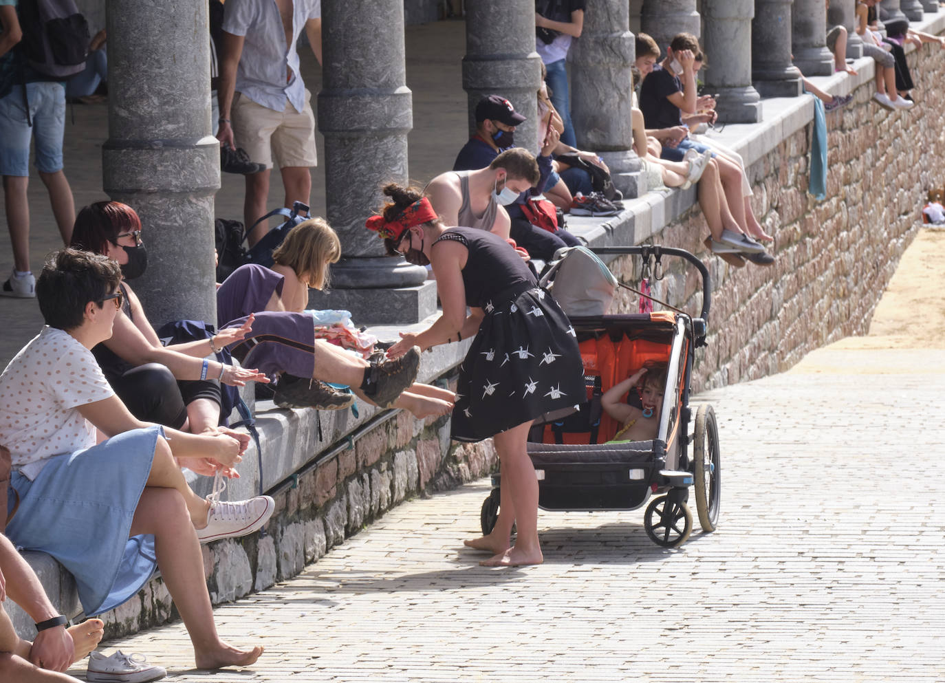 Las temperaturas han batido un récord este miércoles en Gipuzkoa. El viento del sureste ha elevado el mercurio hasta acariciar los 29 grados, según la estación ubicada en el aeropuerto de San Sebastián, hecho nunca antes logrado en el mes de marzo. Dicha estación marcaba concretamente 28,7 grados a las tres de la tarde, a sólo tres décimas del récord que data de 1957. Un hecho que, unido al periodo vacacional de Semana Santa de los escolares, ha permitido que los arenales de Gipuzkoa se hayan llenado de visitantes con ganas de refrescarse. Como se ve en estas imágenes de Donostia.