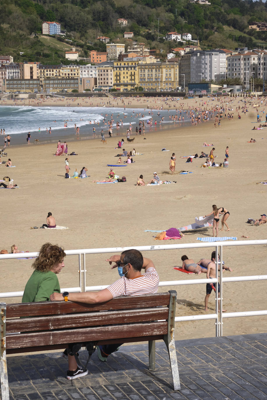 Las temperaturas han batido un récord este miércoles en Gipuzkoa. El viento del sureste ha elevado el mercurio hasta acariciar los 29 grados, según la estación ubicada en el aeropuerto de San Sebastián, hecho nunca antes logrado en el mes de marzo. Dicha estación marcaba concretamente 28,7 grados a las tres de la tarde, a sólo tres décimas del récord que data de 1957. Un hecho que, unido al periodo vacacional de Semana Santa de los escolares, ha permitido que los arenales de Gipuzkoa se hayan llenado de visitantes con ganas de refrescarse. Como se ve en estas imágenes de Donostia.