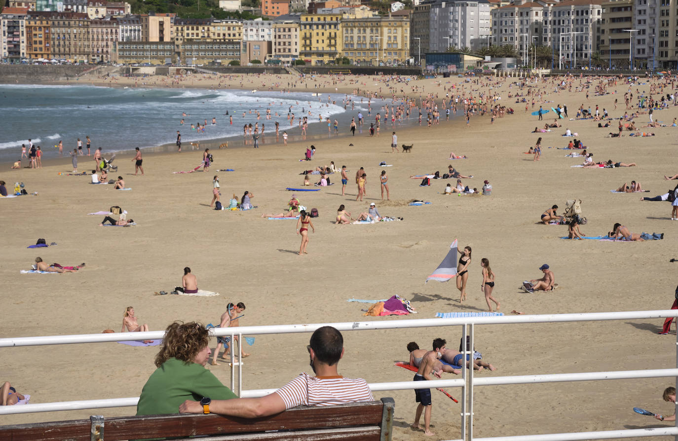 Las temperaturas han batido un récord este miércoles en Gipuzkoa. El viento del sureste ha elevado el mercurio hasta acariciar los 29 grados, según la estación ubicada en el aeropuerto de San Sebastián, hecho nunca antes logrado en el mes de marzo. Dicha estación marcaba concretamente 28,7 grados a las tres de la tarde, a sólo tres décimas del récord que data de 1957. Un hecho que, unido al periodo vacacional de Semana Santa de los escolares, ha permitido que los arenales de Gipuzkoa se hayan llenado de visitantes con ganas de refrescarse. Como se ve en estas imágenes de Donostia.