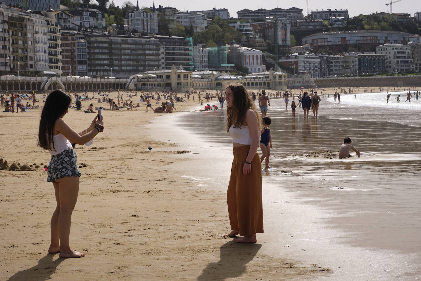 Las temperaturas han batido un récord este miércoles en Gipuzkoa. El viento del sureste ha elevado el mercurio hasta acariciar los 29 grados, según la estación ubicada en el aeropuerto de San Sebastián, hecho nunca antes logrado en el mes de marzo. Dicha estación marcaba concretamente 28,7 grados a las tres de la tarde, a sólo tres décimas del récord que data de 1957. Un hecho que, unido al periodo vacacional de Semana Santa de los escolares, ha permitido que los arenales de Gipuzkoa se hayan llenado de visitantes con ganas de refrescarse. Como se ve en estas imágenes de Donostia.