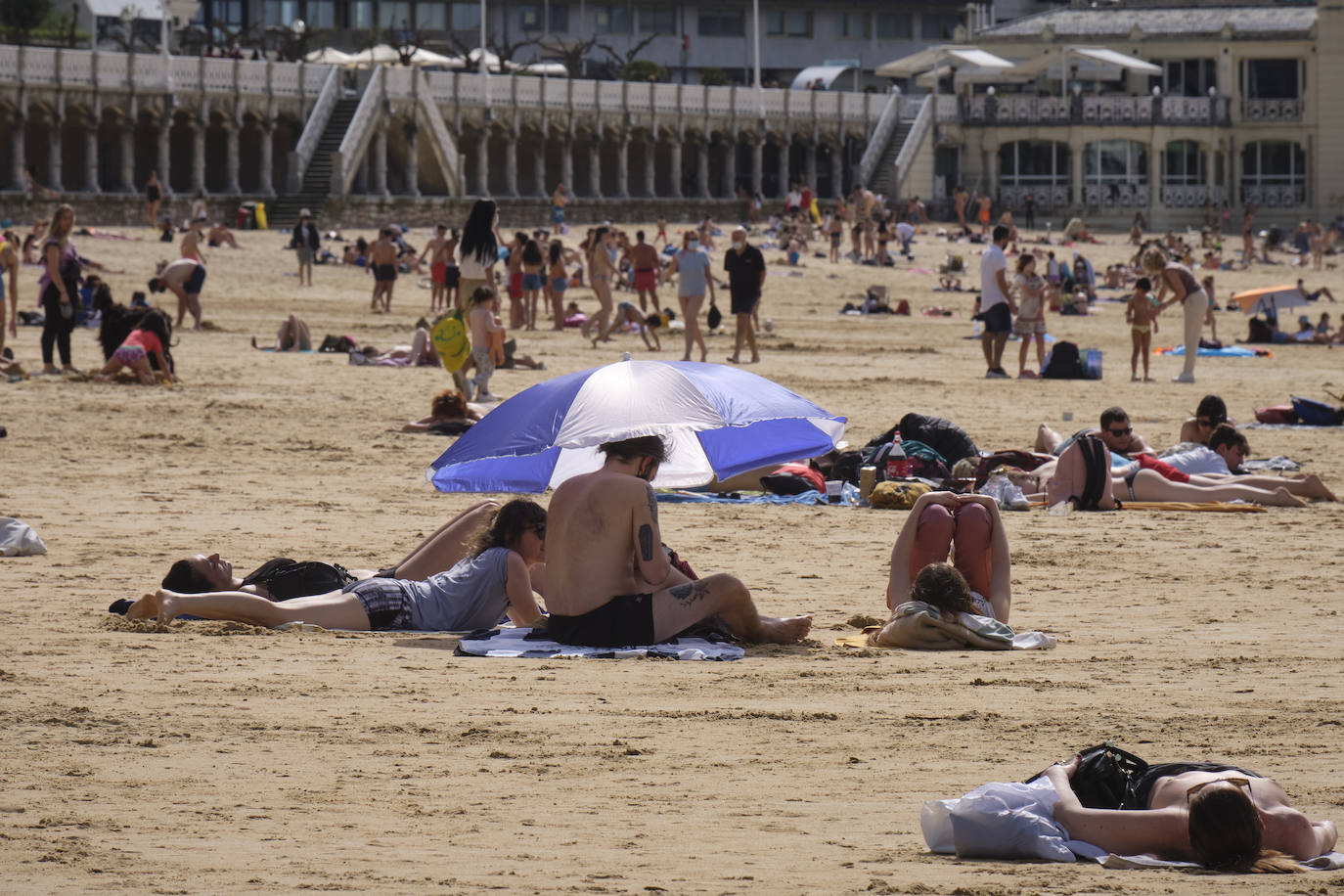 Las temperaturas han batido un récord este miércoles en Gipuzkoa. El viento del sureste ha elevado el mercurio hasta acariciar los 29 grados, según la estación ubicada en el aeropuerto de San Sebastián, hecho nunca antes logrado en el mes de marzo. Dicha estación marcaba concretamente 28,7 grados a las tres de la tarde, a sólo tres décimas del récord que data de 1957. Un hecho que, unido al periodo vacacional de Semana Santa de los escolares, ha permitido que los arenales de Gipuzkoa se hayan llenado de visitantes con ganas de refrescarse. Como se ve en estas imágenes de Donostia.