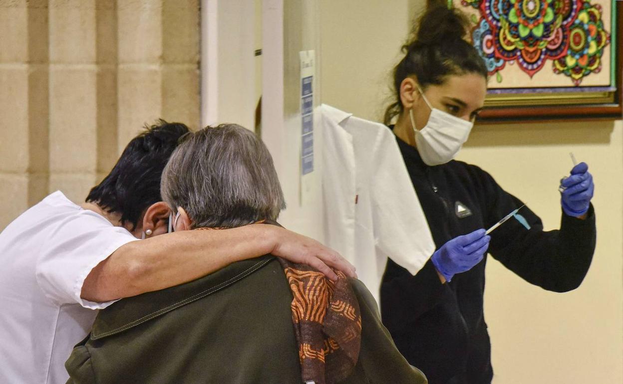 Una enfermera prepara la vacuna para suministrar a una usuaria de la residencia Iurreamendi de Tolosa.