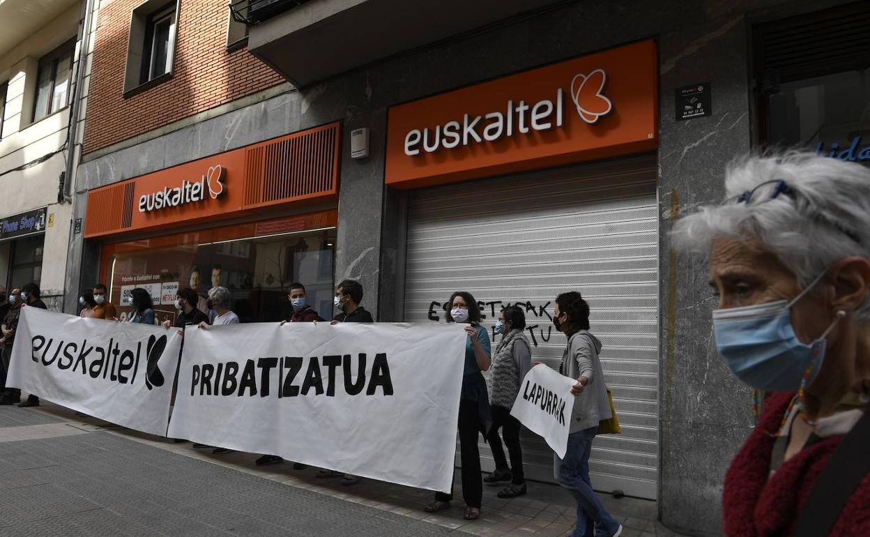 Miembros de la plataforma Euskal Herriak Kapitalari Planto! se concentraron ayer frente a una tienda de Euskaltel en Bilbao 