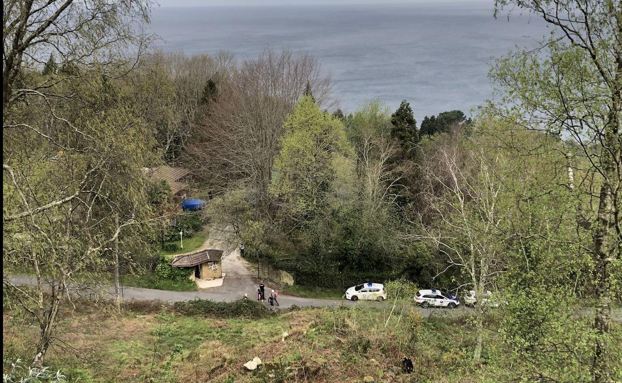Actuación de los bomberos este jueves en Igeldo. 
