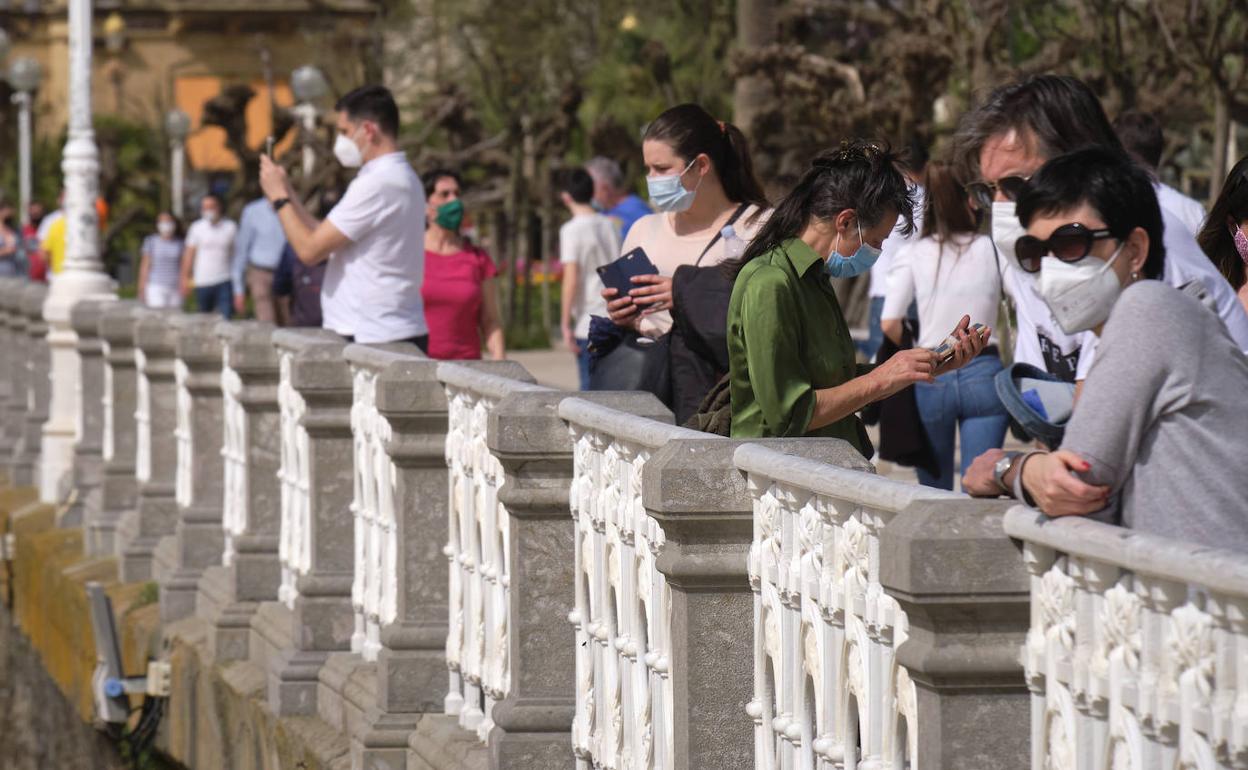 El buen tiempo y las temperaturas veraniegas animan a dar paseos y acercarse al monte o a la playa.