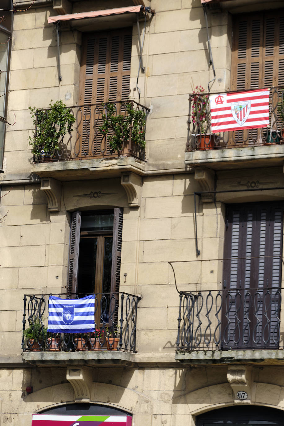 Miles de balcones y ventanas de Gipuzkoa lucen los colores de la Real Sociedad para apoyar al equipo de cara a la final de Copa contra el Athletic de Bilbao.