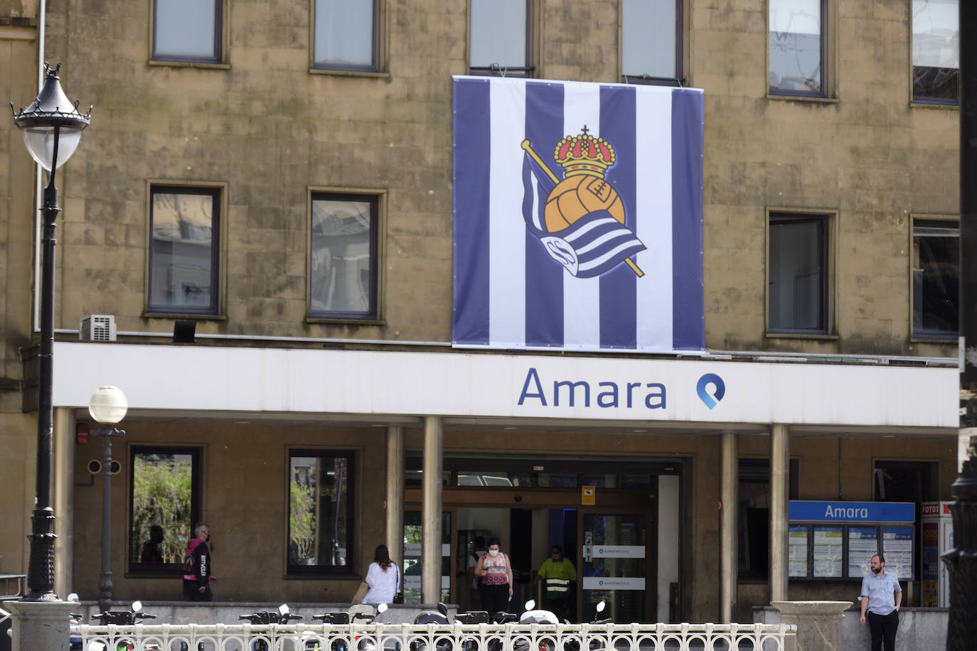 Miles de balcones y ventanas de Gipuzkoa lucen los colores de la Real Sociedad para apoyar al equipo de cara a la final de Copa contra el Athletic de Bilbao.