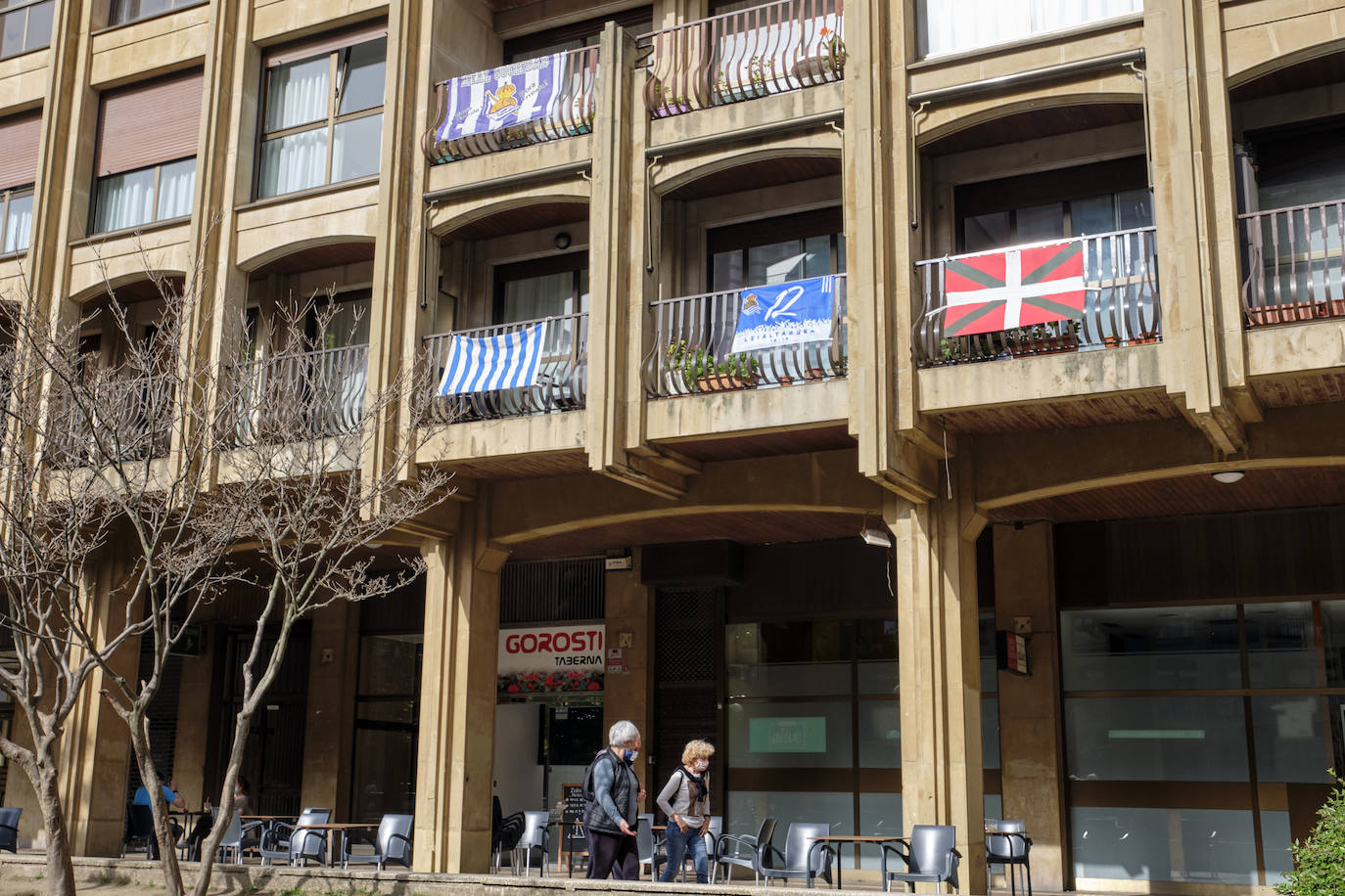 Miles de balcones y ventanas de Gipuzkoa lucen los colores de la Real Sociedad para apoyar al equipo de cara a la final de Copa contra el Athletic de Bilbao.