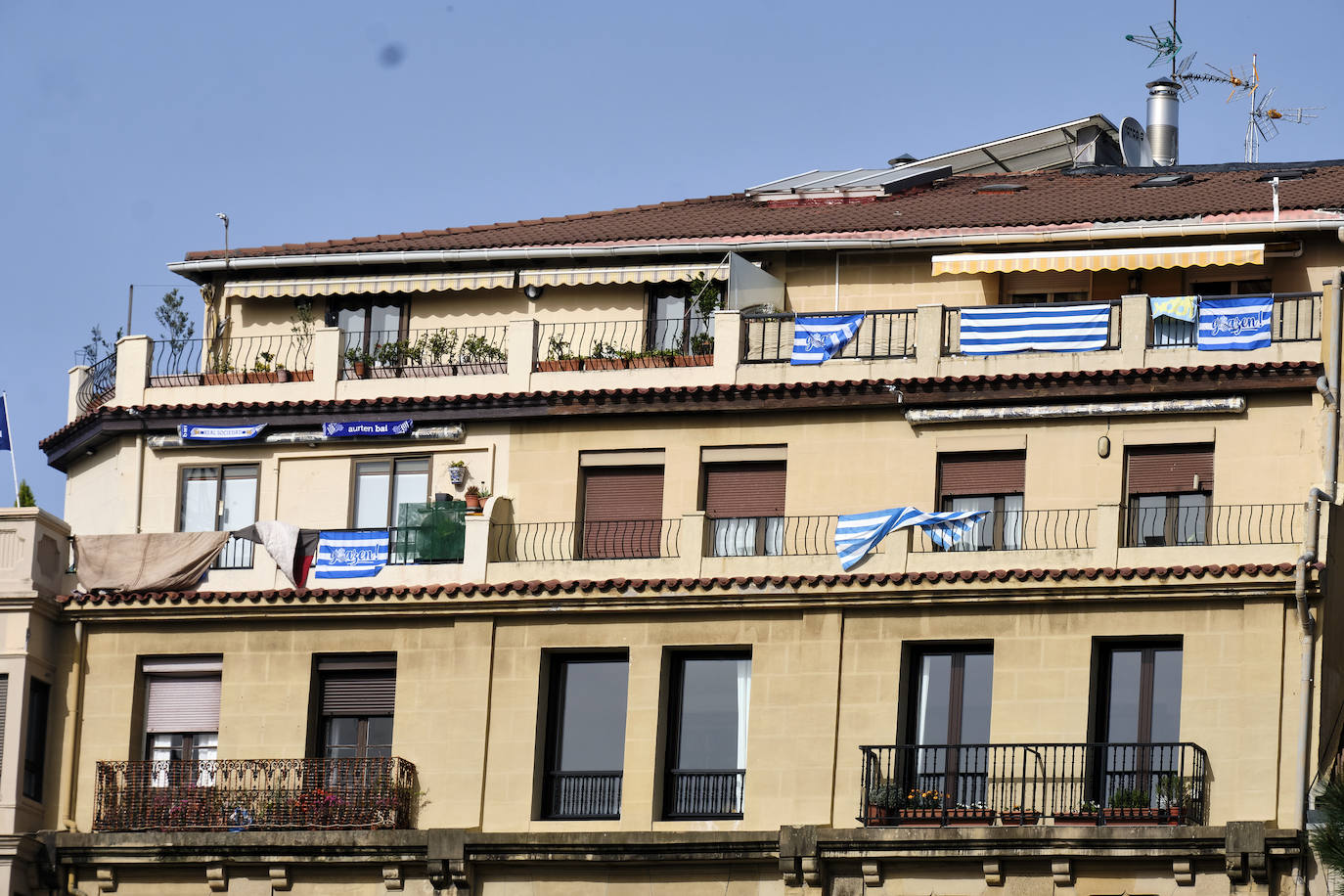 Miles de balcones y ventanas de Gipuzkoa lucen los colores de la Real Sociedad para apoyar al equipo de cara a la final de Copa contra el Athletic de Bilbao.