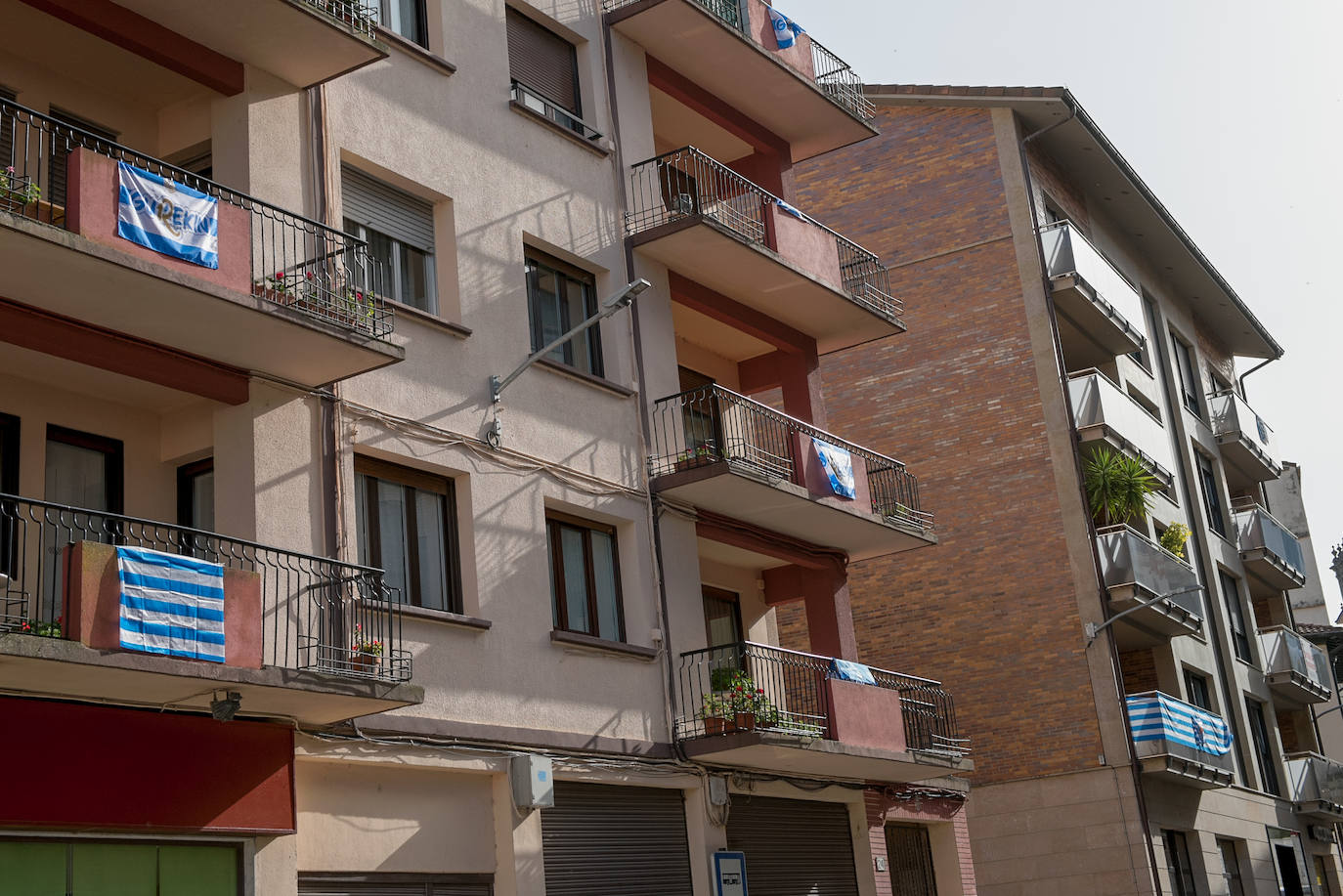 Miles de balcones y ventanas de Gipuzkoa lucen los colores de la Real Sociedad para apoyar al equipo de cara a la final de Copa contra el Athletic de Bilbao.