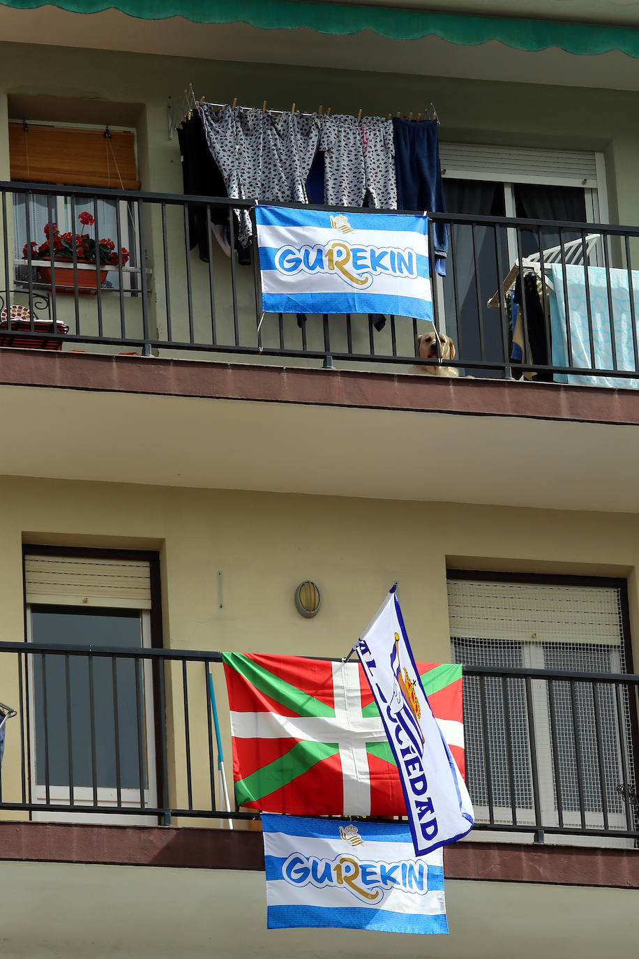 Miles de balcones y ventanas de Gipuzkoa lucen los colores de la Real Sociedad para apoyar al equipo de cara a la final de Copa contra el Athletic de Bilbao.