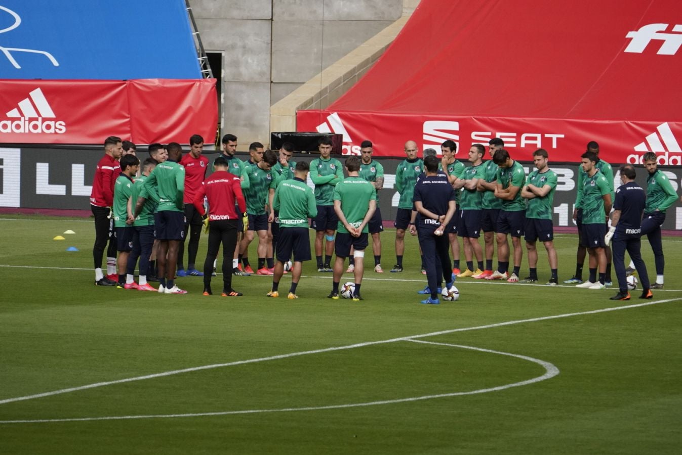 Los jugadores de Imanol Alguacil han tenido una primera toma de contacto con la sede de la final de la Copa del Rey