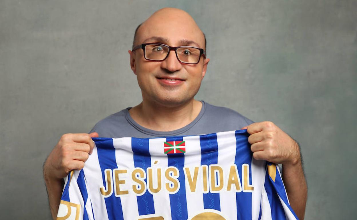 Jesús ya tiene su camiseta oficial de su Real, el club que ama por «sus valores que son reflejo del corazón de una provincia entera», como explica el actor desde Madrid. 