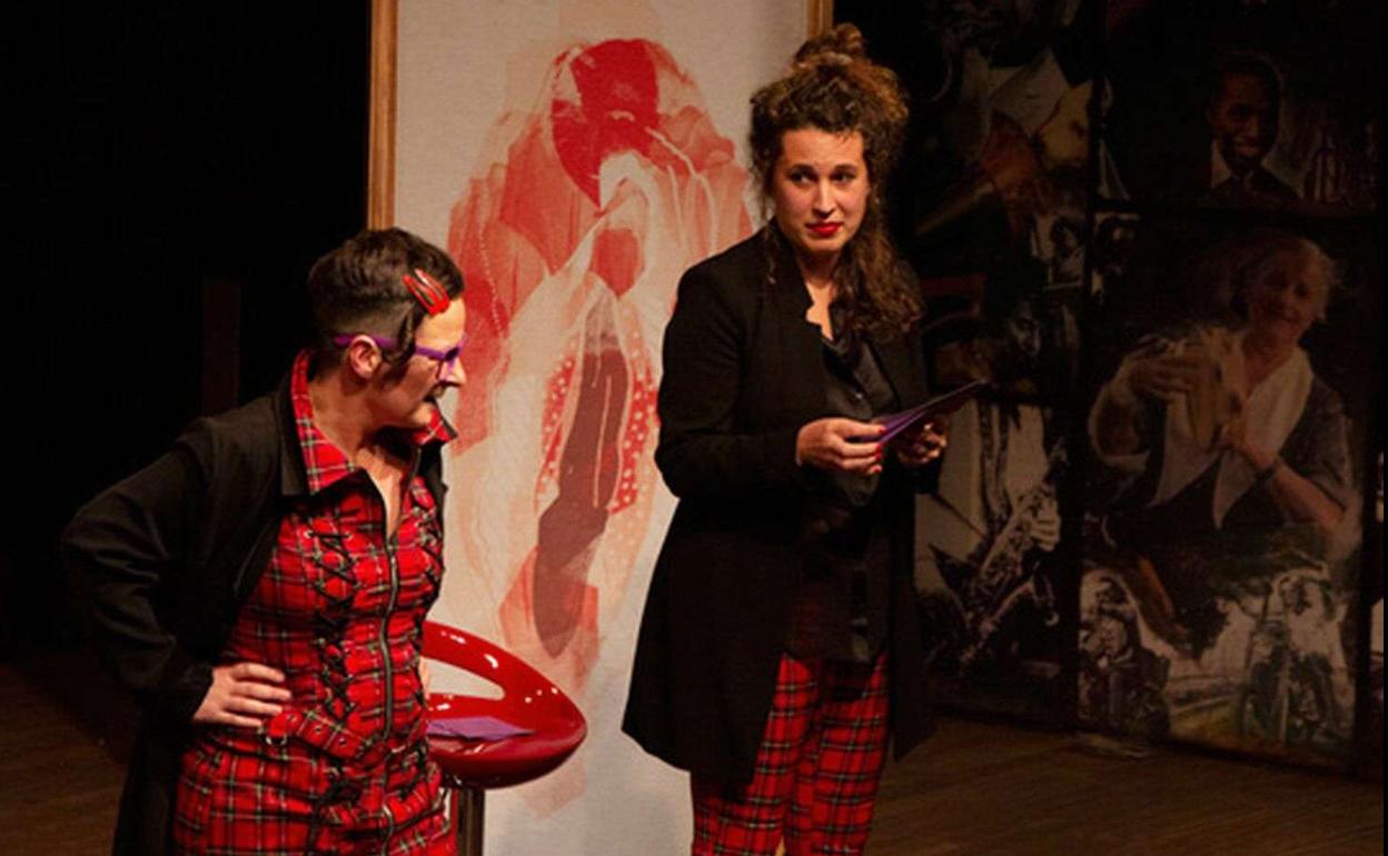 Ane Labaka, Beatriz Egiazabalekin batera, 'Erradikalak ginen'-en saio batean. Hortik datorkio izenburua saiakerari.