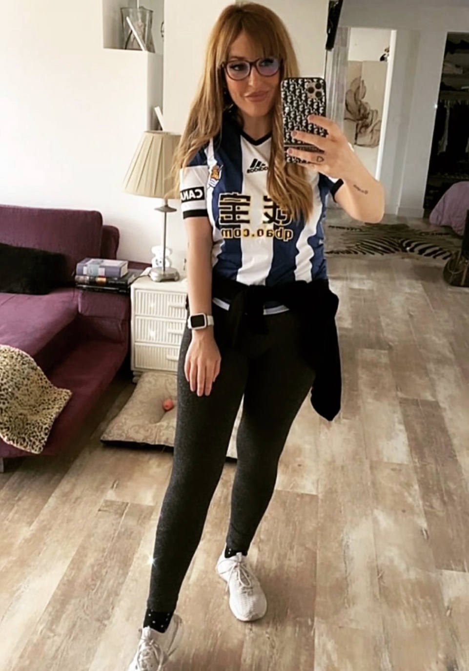 A pocas horas para que comience la esperada final de Copa entre el Athletic y el equipo txuri-urdin, el sector de la moda y los comercios de proximidad guipuzcoanos se vuelcan animando a los blanquiazules a través de mensajes y fotos muy ilustrativas en redes sociales. Gora Erreala!