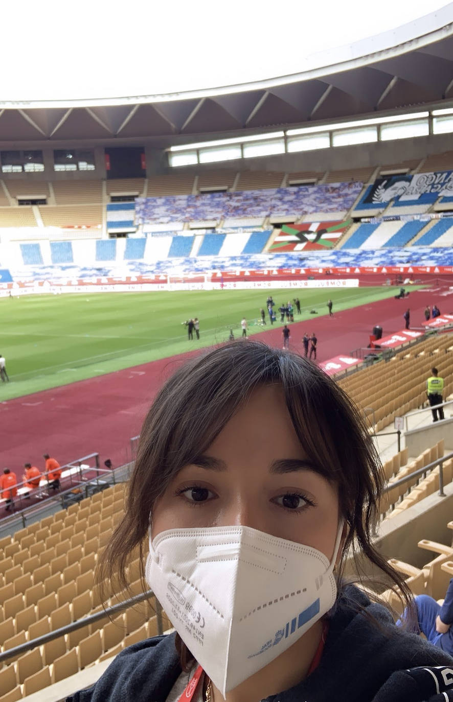 A pocas horas para que comience la esperada final de Copa entre el Athletic y el equipo txuri-urdin, el sector de la moda y los comercios de proximidad guipuzcoanos se vuelcan animando a los blanquiazules a través de mensajes y fotos muy ilustrativas en redes sociales. Gora Erreala!