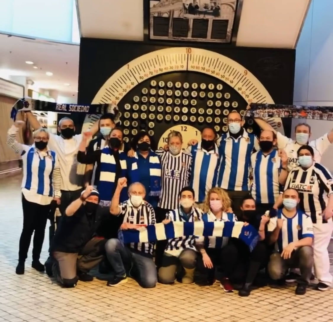 A pocas horas para que comience la esperada final de Copa entre el Athletic y el equipo txuri-urdin, el sector de la moda y los comercios de proximidad guipuzcoanos se vuelcan animando a los blanquiazules a través de mensajes y fotos muy ilustrativas en redes sociales. Gora Erreala!