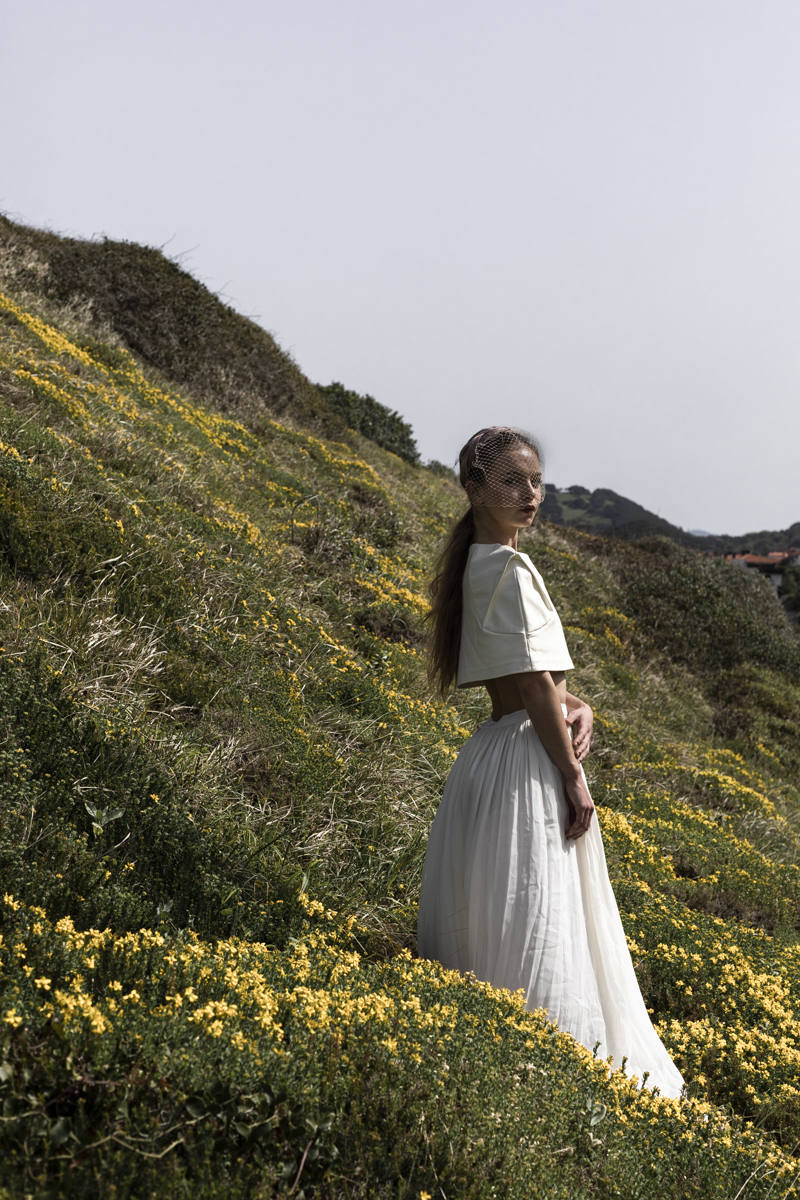 Entre rocas, salitre y verdes prados, con el Flysch de Zumaia de fondo y el viento moviendo el tul de seda y las flores de plumas, se encontraban las marcas guipuzcoanas Tocados OH, Irati Guarretxena-Letitare, Inma_Lo y el resto de colaboradores. Mientras trajaban para presentar mediante una sesión de fotos la nueva colección para novia e invitada, aficionados de la Real Sociedad y del Athletic se colaban en el escenario y en el propio 'shooting'. He aquí algunos momentos curiosos de una sesión de fotos marcada por la «fiebre» futbolera