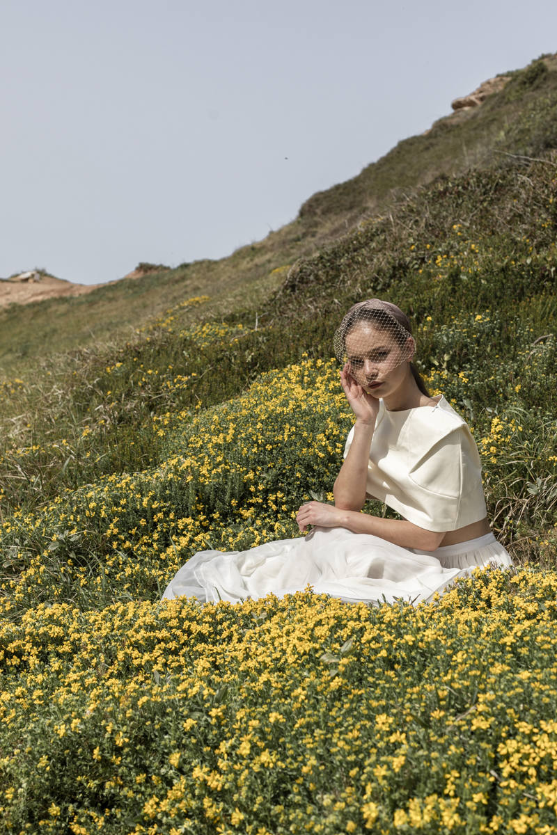 Entre rocas, salitre y verdes prados, con el Flysch de Zumaia de fondo y el viento moviendo el tul de seda y las flores de plumas, se encontraban las marcas guipuzcoanas Tocados OH, Irati Guarretxena-Letitare, Inma_Lo y el resto de colaboradores. Mientras trajaban para presentar mediante una sesión de fotos la nueva colección para novia e invitada, aficionados de la Real Sociedad y del Athletic se colaban en el escenario y en el propio 'shooting'. He aquí algunos momentos curiosos de una sesión de fotos marcada por la «fiebre» futbolera