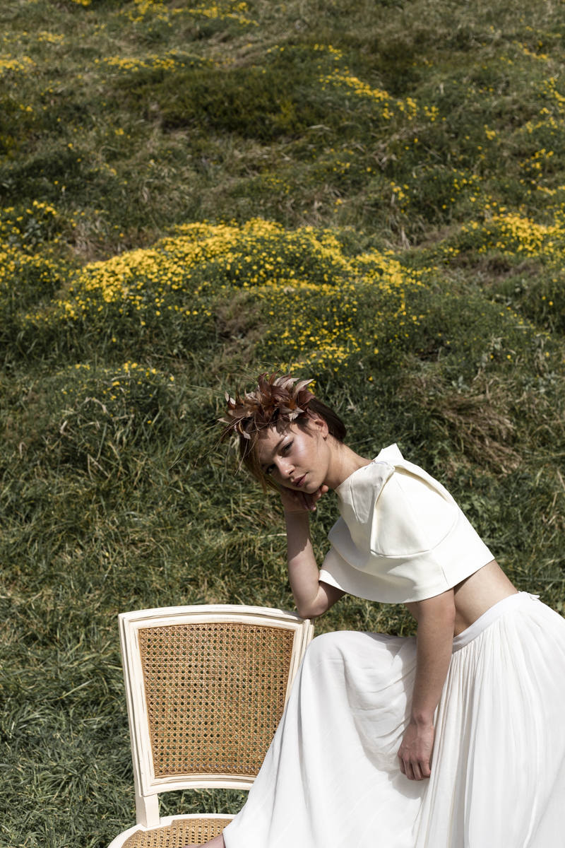 Entre rocas, salitre y verdes prados, con el Flysch de Zumaia de fondo y el viento moviendo el tul de seda y las flores de plumas, se encontraban las marcas guipuzcoanas Tocados OH, Irati Guarretxena-Letitare, Inma_Lo y el resto de colaboradores. Mientras trajaban para presentar mediante una sesión de fotos la nueva colección para novia e invitada, aficionados de la Real Sociedad y del Athletic se colaban en el escenario y en el propio 'shooting'. He aquí algunos momentos curiosos de una sesión de fotos marcada por la «fiebre» futbolera