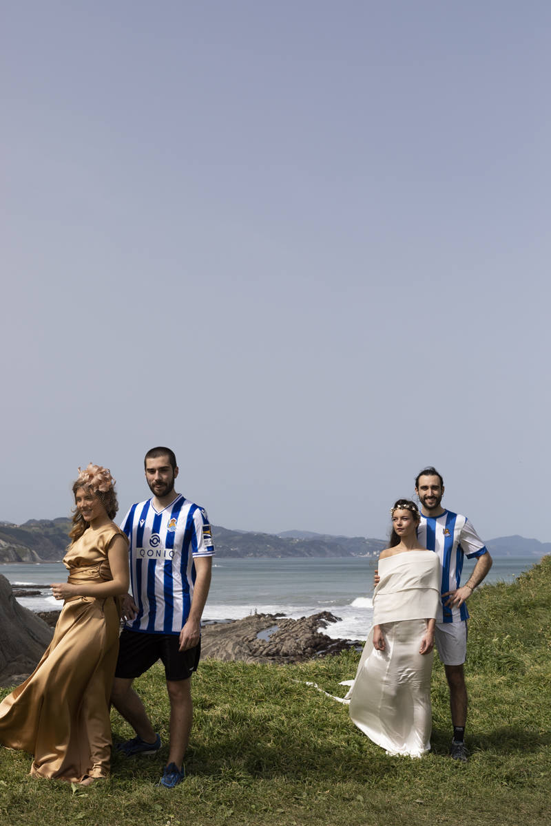 Entre rocas, salitre y verdes prados, con el Flysch de Zumaia de fondo y el viento moviendo el tul de seda y las flores de plumas, se encontraban las marcas guipuzcoanas Tocados OH, Irati Guarretxena-Letitare, Inma_Lo y el resto de colaboradores. Mientras trajaban para presentar mediante una sesión de fotos la nueva colección para novia e invitada, aficionados de la Real Sociedad y del Athletic se colaban en el escenario y en el propio 'shooting'. He aquí algunos momentos curiosos de una sesión de fotos marcada por la «fiebre» futbolera