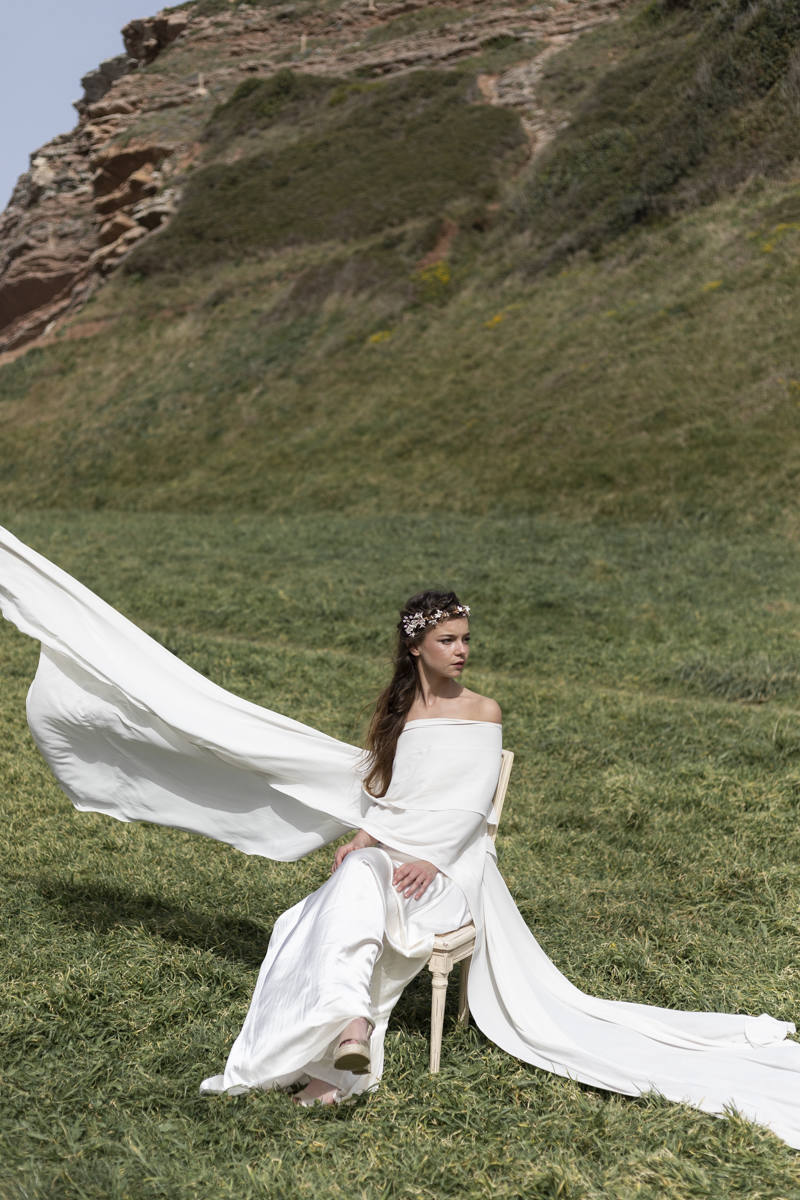 Entre rocas, salitre y verdes prados, con el Flysch de Zumaia de fondo y el viento moviendo el tul de seda y las flores de plumas, se encontraban las marcas guipuzcoanas Tocados OH, Irati Guarretxena-Letitare, Inma_Lo y el resto de colaboradores. Mientras trajaban para presentar mediante una sesión de fotos la nueva colección para novia e invitada, aficionados de la Real Sociedad y del Athletic se colaban en el escenario y en el propio 'shooting'. He aquí algunos momentos curiosos de una sesión de fotos marcada por la «fiebre» futbolera