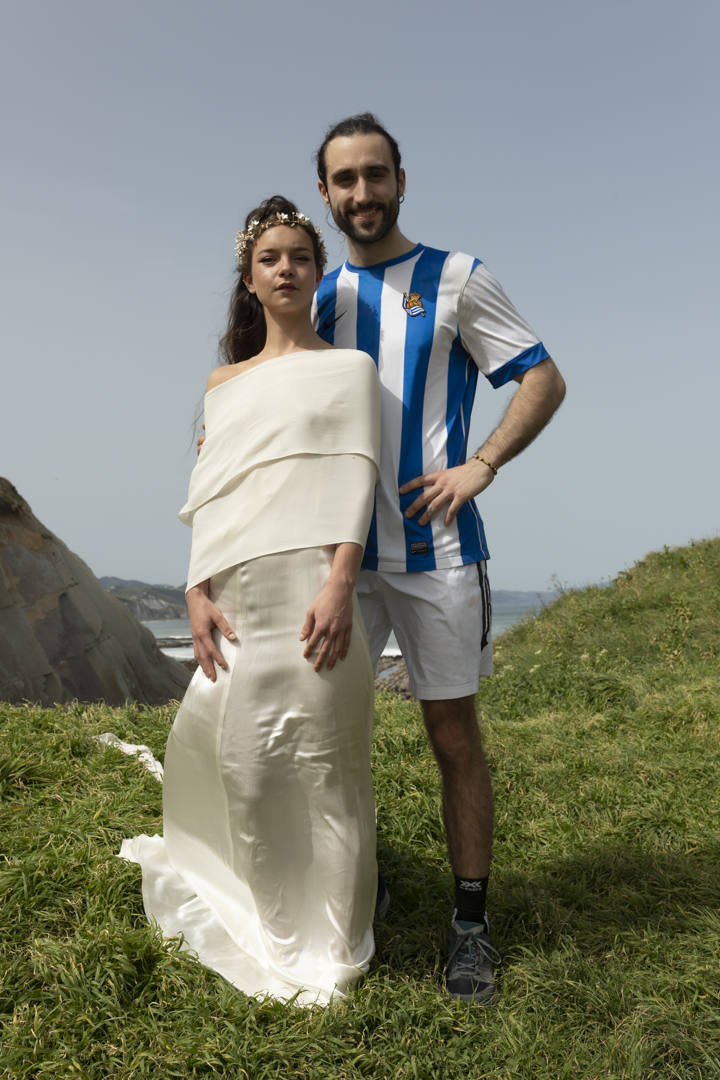 Entre rocas, salitre y verdes prados, con el Flysch de Zumaia de fondo y el viento moviendo el tul de seda y las flores de plumas, se encontraban las marcas guipuzcoanas Tocados OH, Irati Guarretxena-Letitare, Inma_Lo y el resto de colaboradores. Mientras trajaban para presentar mediante una sesión de fotos la nueva colección para novia e invitada, aficionados de la Real Sociedad y del Athletic se colaban en el escenario y en el propio 'shooting'. He aquí algunos momentos curiosos de una sesión de fotos marcada por la «fiebre» futbolera