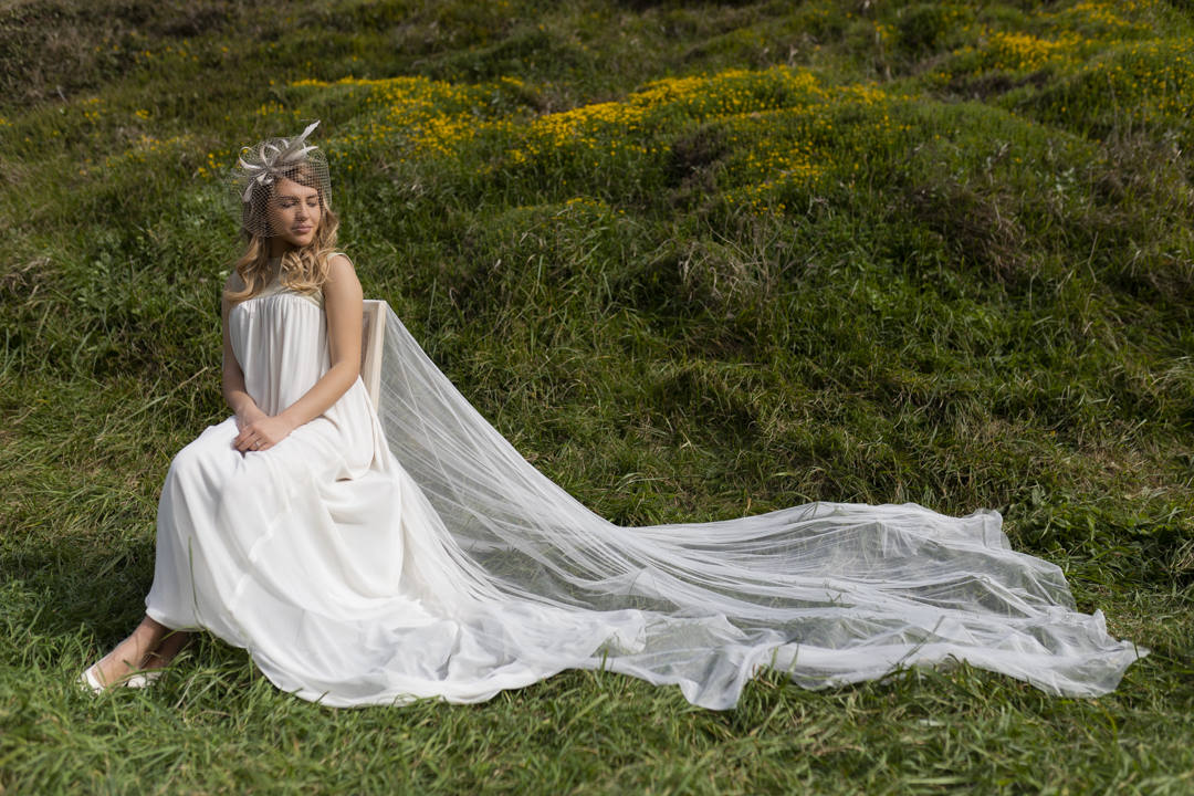 Entre rocas, salitre y verdes prados, con el Flysch de Zumaia de fondo y el viento moviendo el tul de seda y las flores de plumas, se encontraban las marcas guipuzcoanas Tocados OH, Irati Guarretxena-Letitare, Inma_Lo y el resto de colaboradores. Mientras trajaban para presentar mediante una sesión de fotos la nueva colección para novia e invitada, aficionados de la Real Sociedad y del Athletic se colaban en el escenario y en el propio 'shooting'. He aquí algunos momentos curiosos de una sesión de fotos marcada por la «fiebre» futbolera