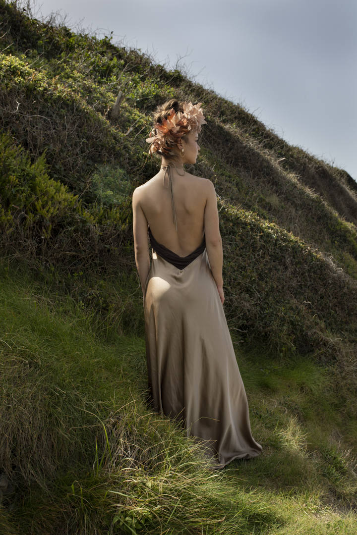 Entre rocas, salitre y verdes prados, con el Flysch de Zumaia de fondo y el viento moviendo el tul de seda y las flores de plumas, se encontraban las marcas guipuzcoanas Tocados OH, Irati Guarretxena-Letitare, Inma_Lo y el resto de colaboradores. Mientras trajaban para presentar mediante una sesión de fotos la nueva colección para novia e invitada, aficionados de la Real Sociedad y del Athletic se colaban en el escenario y en el propio 'shooting'. He aquí algunos momentos curiosos de una sesión de fotos marcada por la «fiebre» futbolera