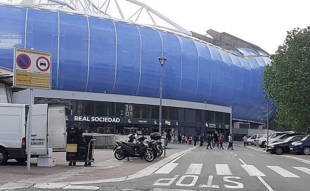Aledaños del Reale Arena con aficionados haciendo cola para acceder a la tienda oficial del club.