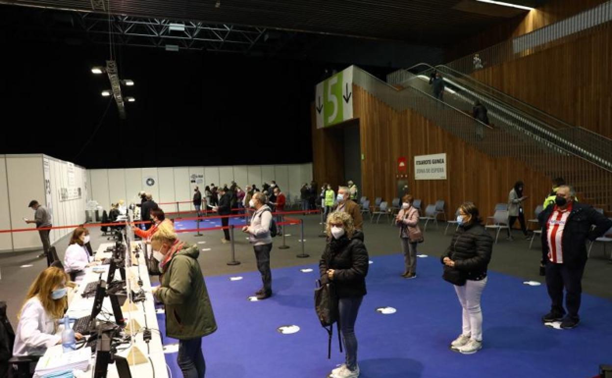 Personas de entre 61 y 65 años esperan para ser vacunadas en el BEC. 