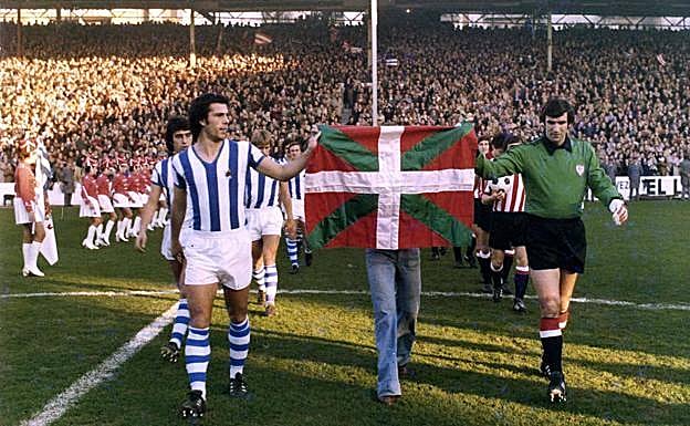 Kortabarria e Iribar saltaron al campo de Atotxa con la Ikurriña en 1976.