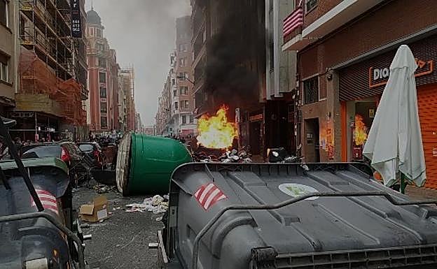 Cargas de la Ertzaintza en Bilbao para disolver a la multitud