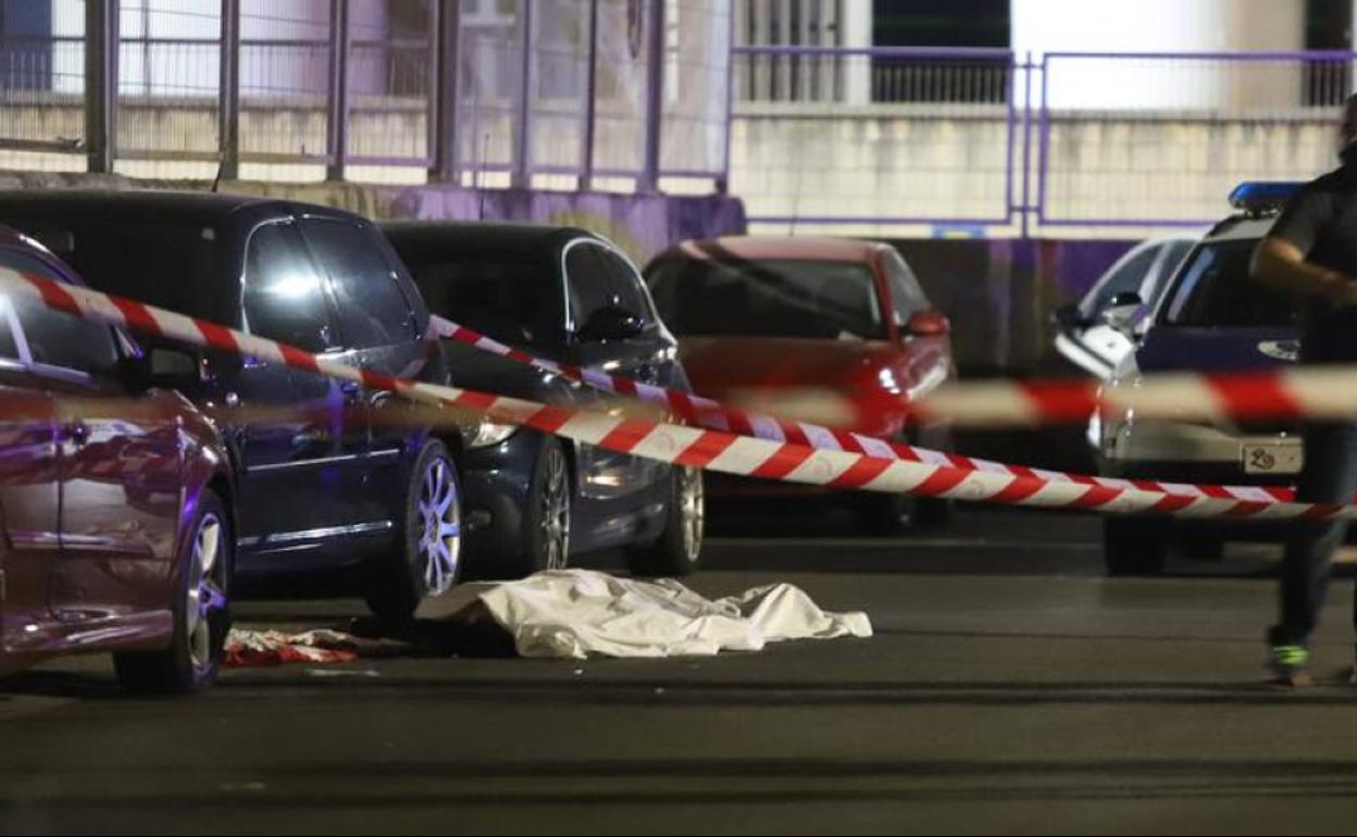 El cadáver del hombre yace tendido en la calzada cubierto por una sábana blanca
