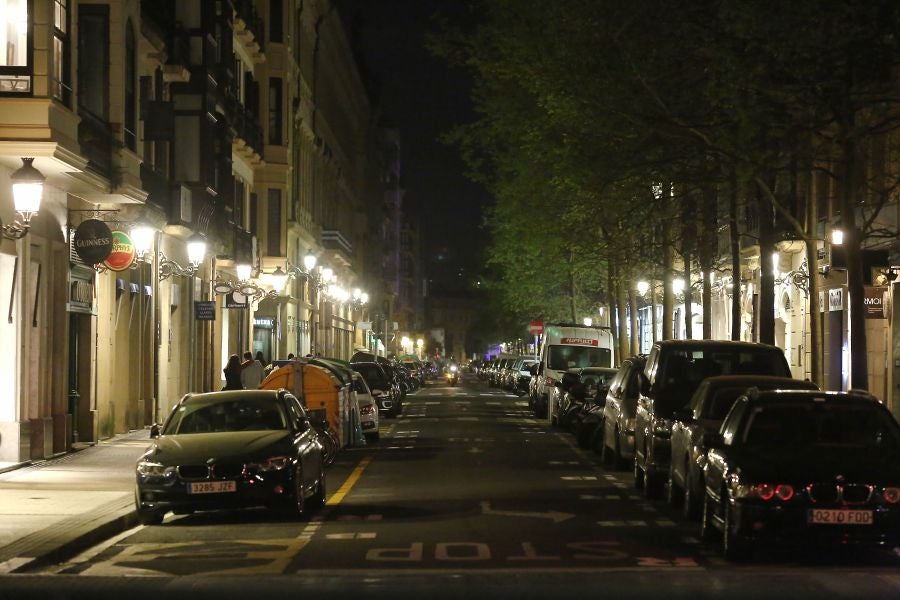 Las calles de Donostia estaban vacías antes del toque de queda. Todo el mundo en casa para ver la final de la Copa