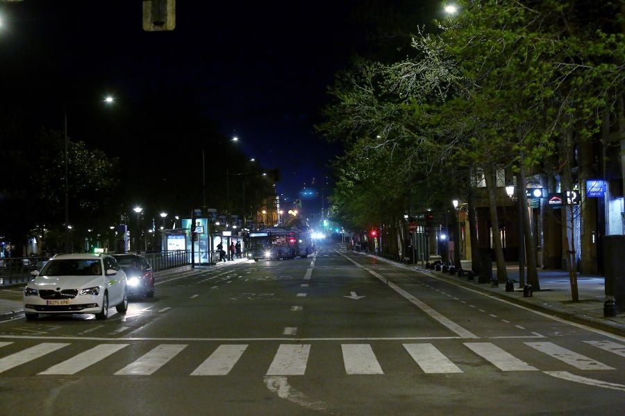 Las calles de Donostia estaban vacías antes del toque de queda. Todo el mundo en casa para ver la final de la Copa