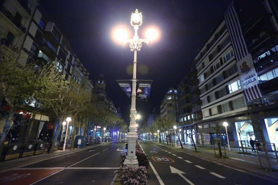Las calles de Donostia estaban vacías antes del toque de queda. Todo el mundo en casa para ver la final de la Copa