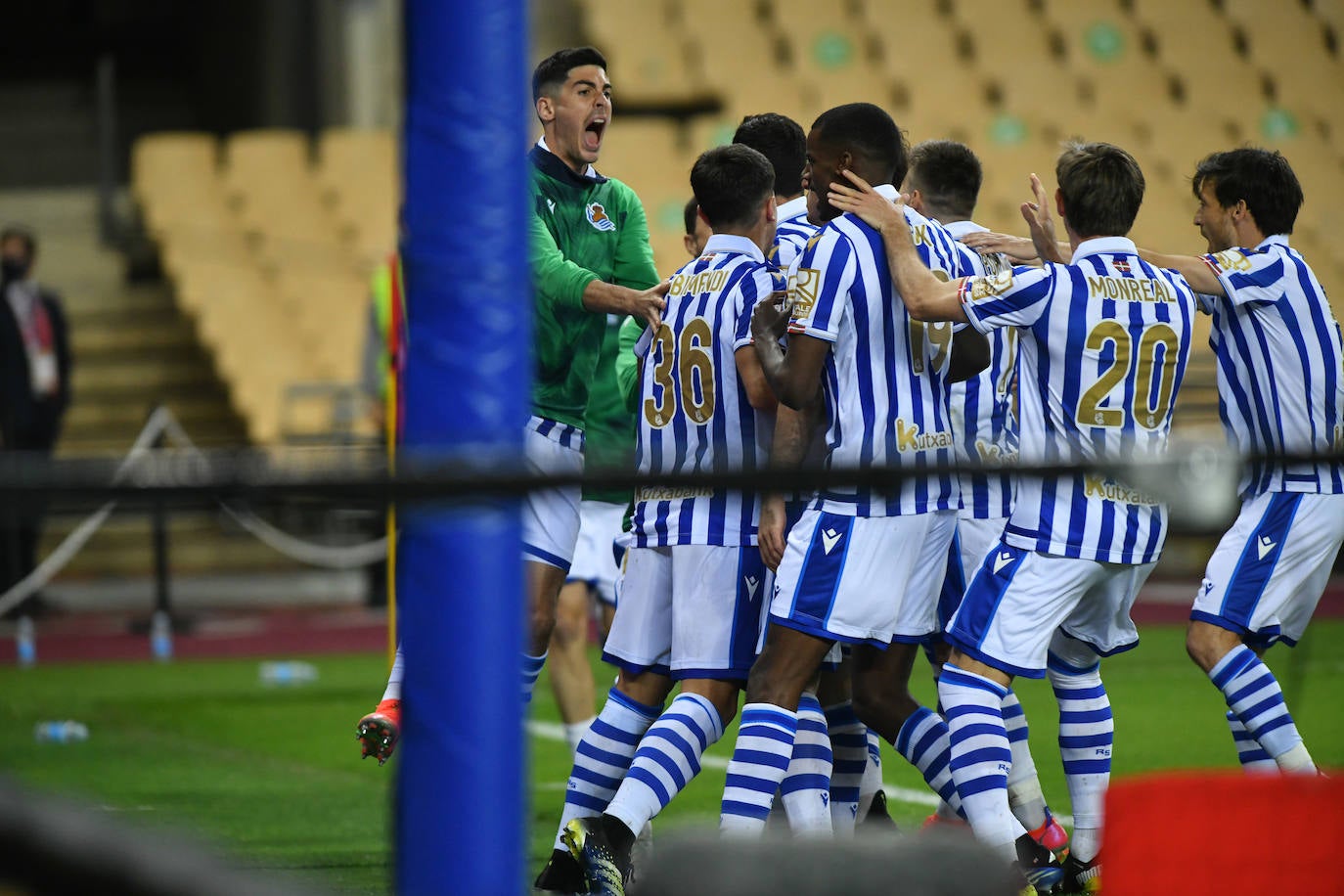 Los realistas se funden en un abrazo tras el gol de Oyarzabal.